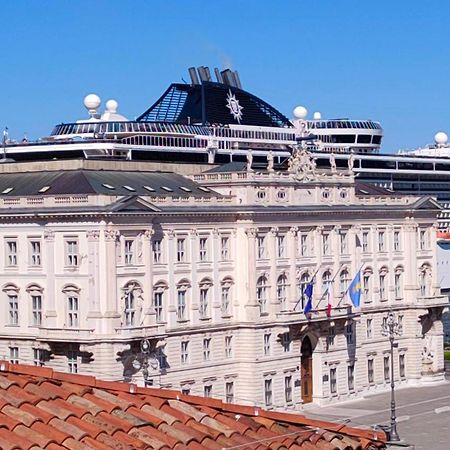 Casa Vacanze Trieste - Vista Piazza Unita Exterior photo