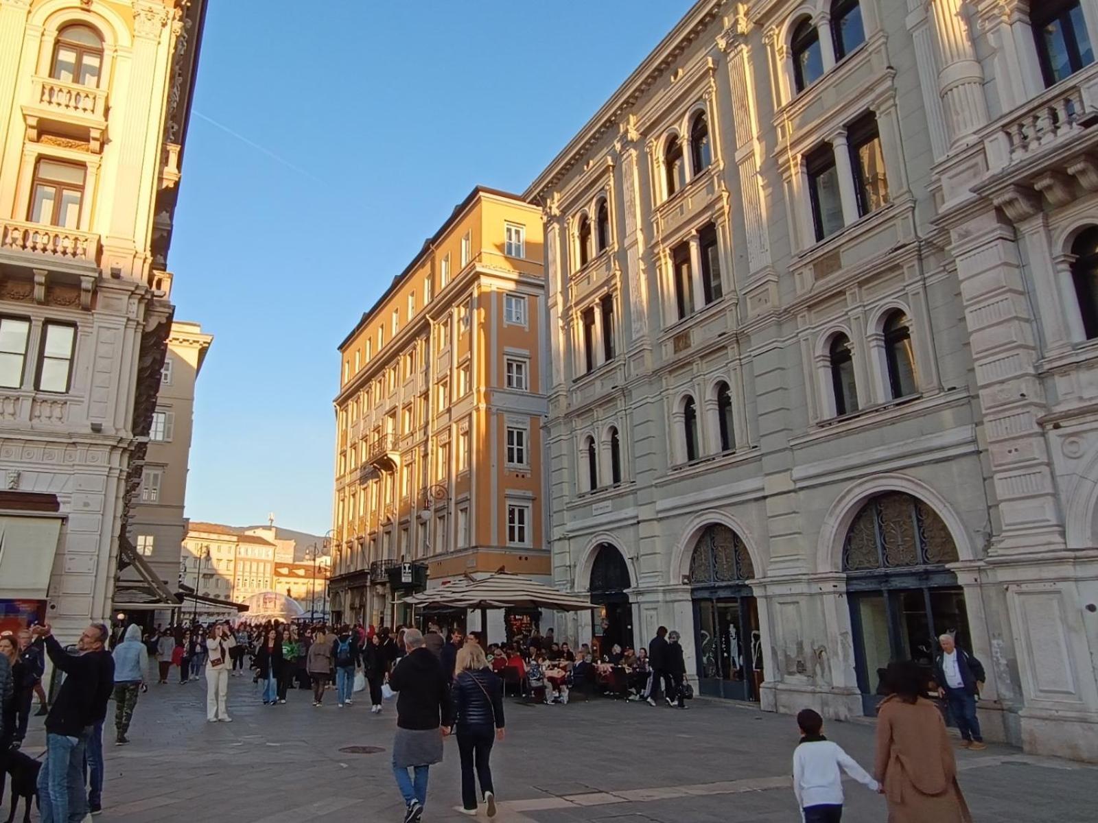 Casa Vacanze Trieste - Vista Piazza Unita Exterior photo