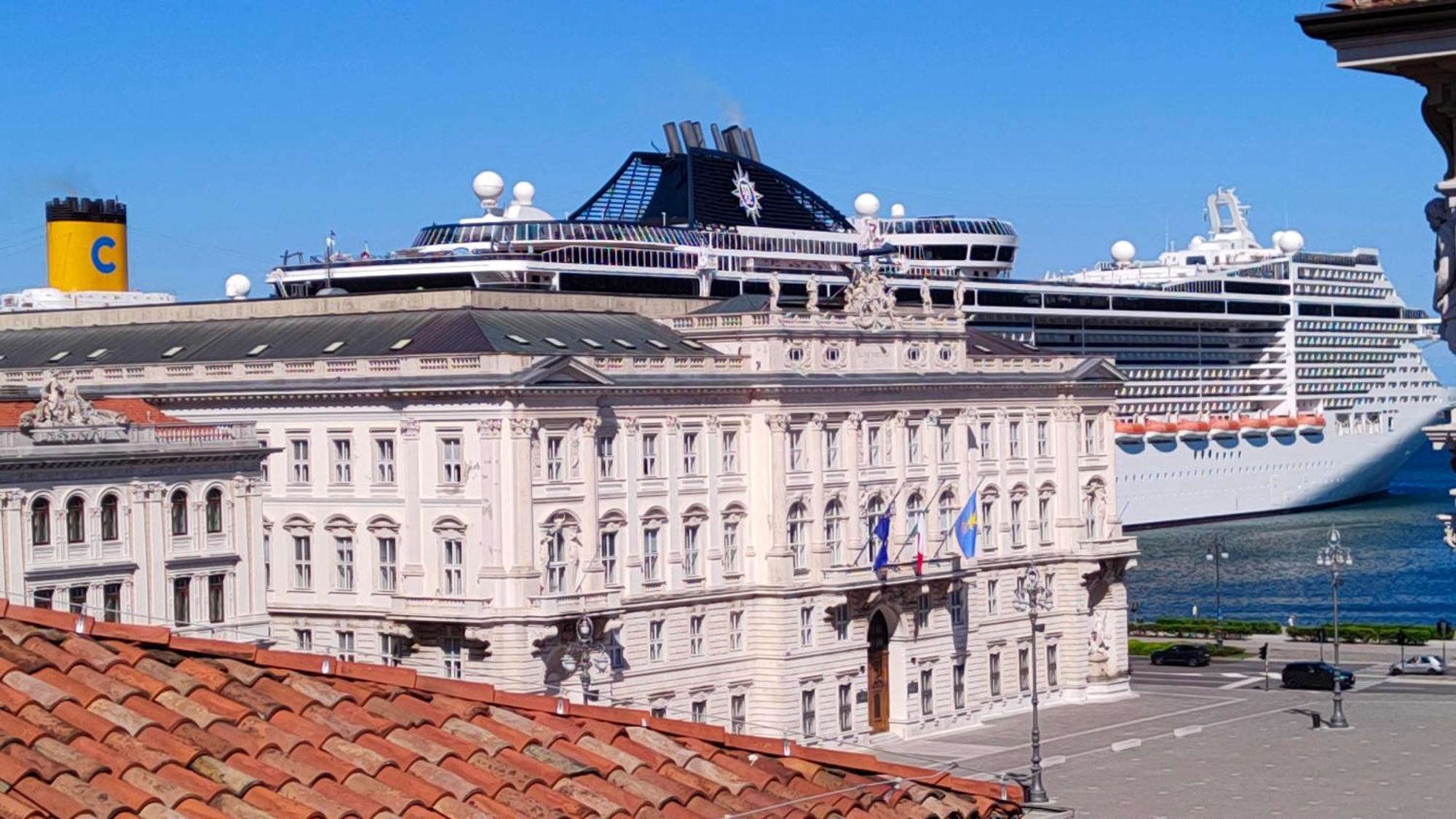 Casa Vacanze Trieste - Vista Piazza Unita Exterior photo